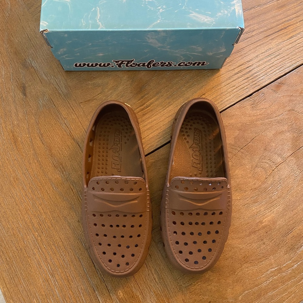 Floafers size c9 for toddler - brand new - driftwood and coconut